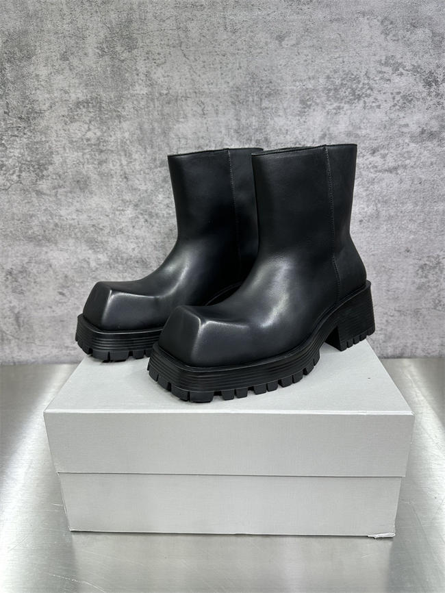 Ba*len*cia*ga boot