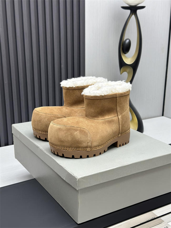 Ba*len*cia*ga alaska fur boot