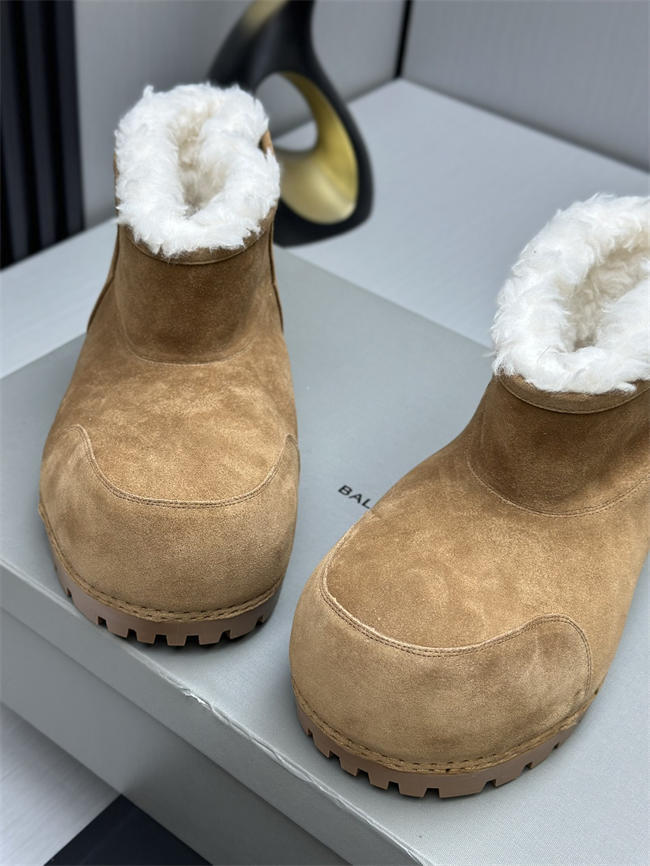 Ba*len*cia*ga alaska fur boot