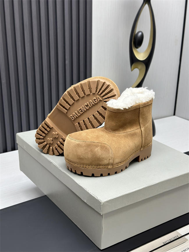 Ba*len*cia*ga alaska fur boot