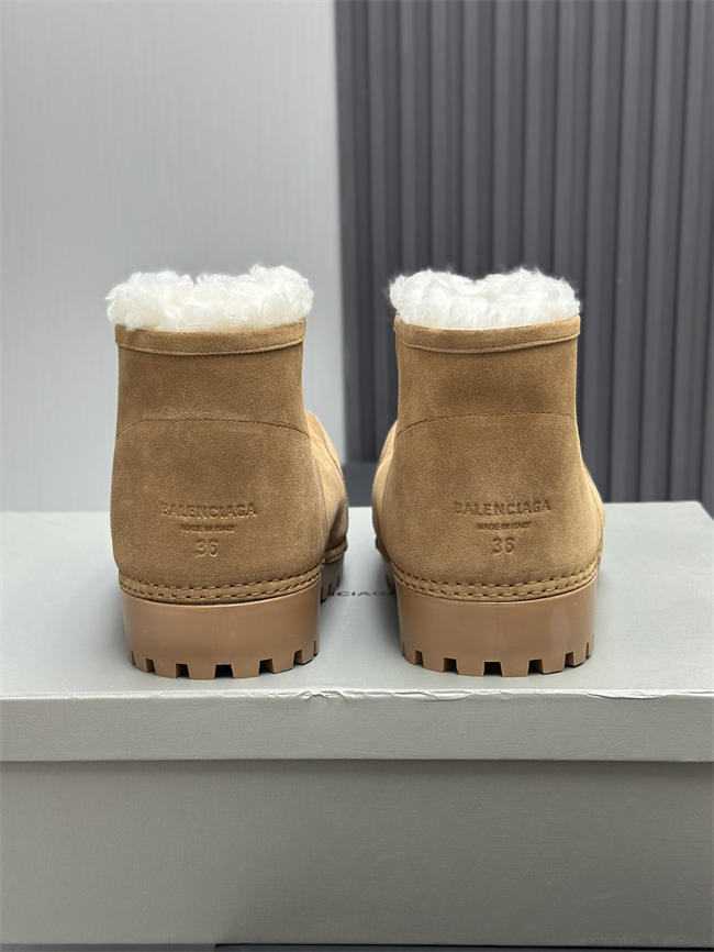 Ba*len*cia*ga alaska fur boot
