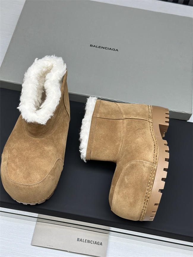 Ba*len*cia*ga alaska fur boot