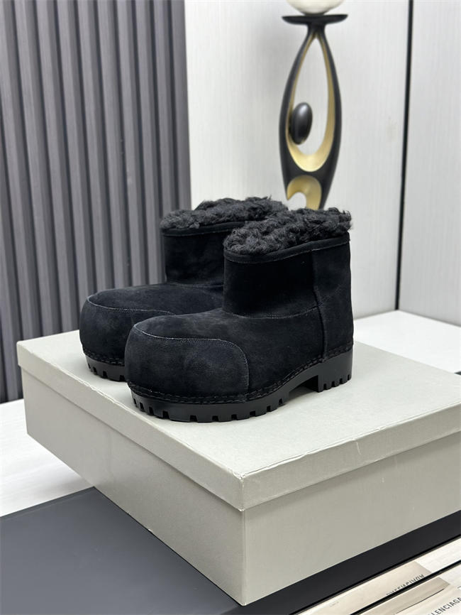 Ba*len*cia*ga alaska fur boot