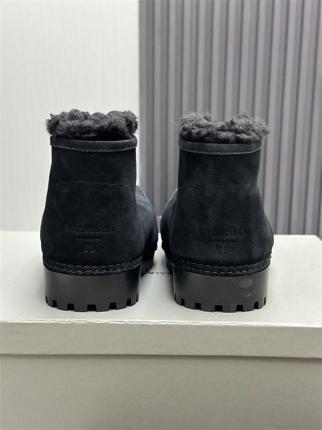 Ba*len*cia*ga alaska fur boot