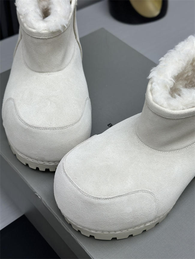 Ba*len*cia*ga alaska fur boot