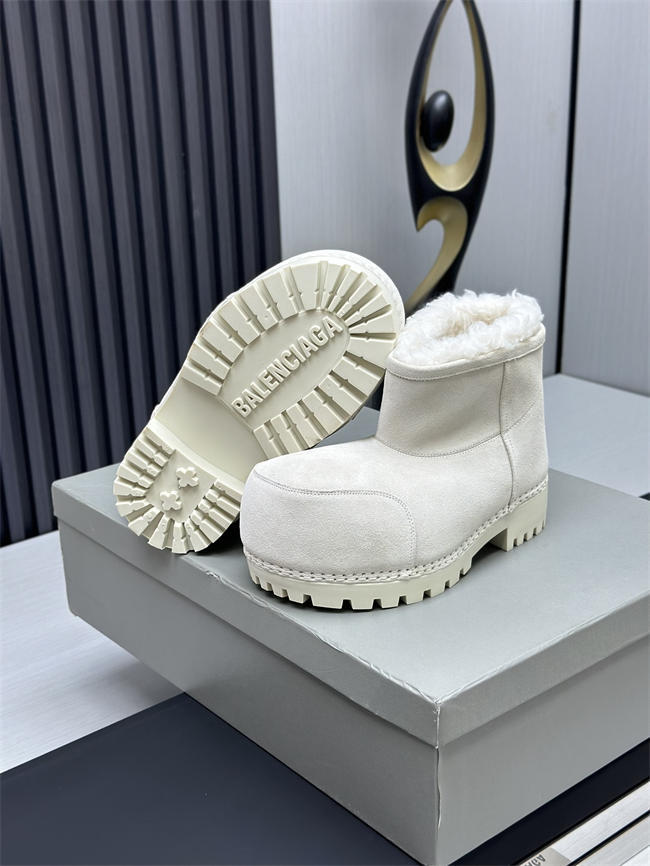 Ba*len*cia*ga alaska fur boot