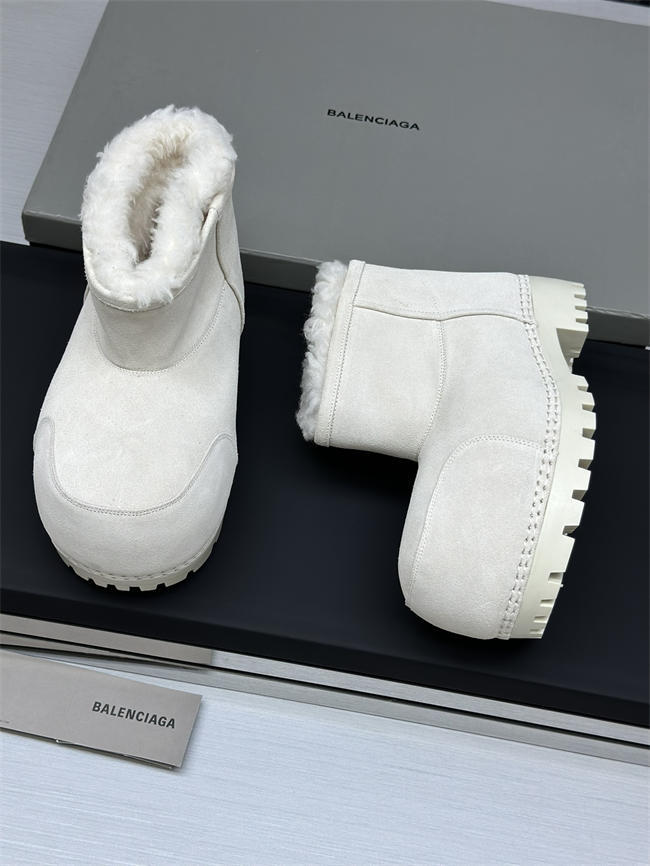 Ba*len*cia*ga alaska fur boot