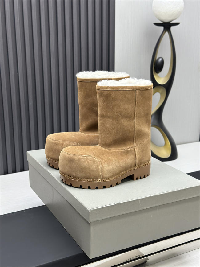 Ba*len*cia*ga alaska fur boot