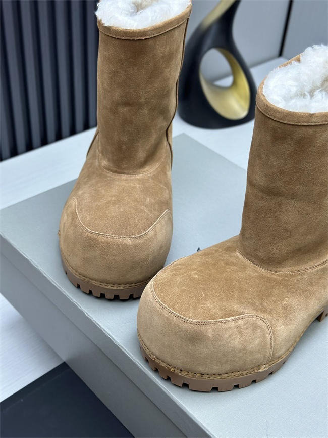 Ba*len*cia*ga alaska fur boot