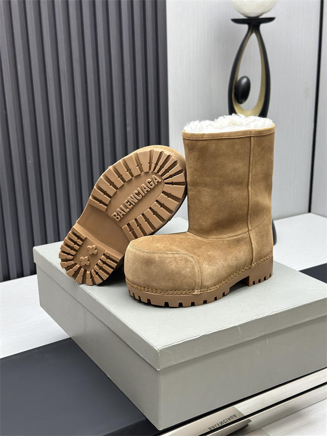 Ba*len*cia*ga alaska fur boot