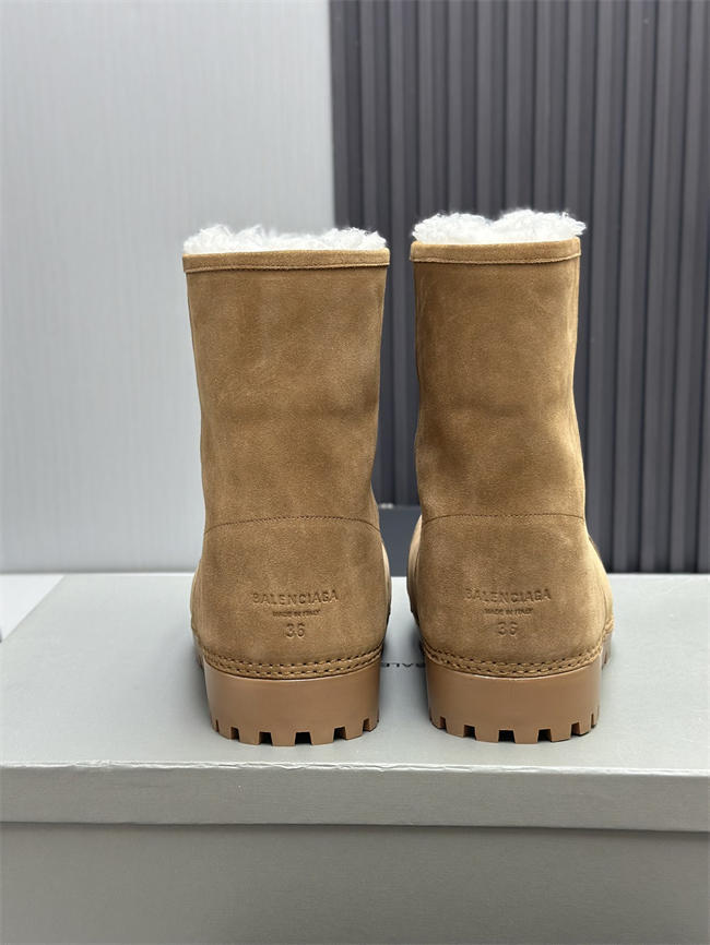 Ba*len*cia*ga alaska fur boot