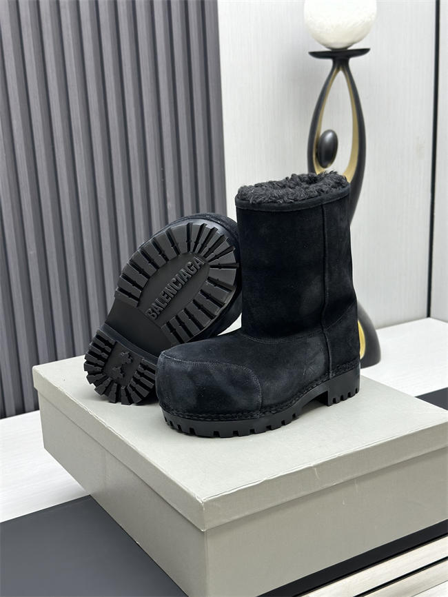 Ba*len*cia*ga alaska fur boot