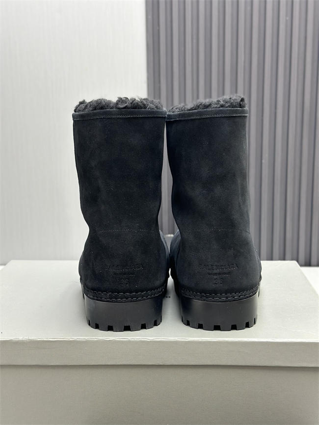 Ba*len*cia*ga alaska fur boot