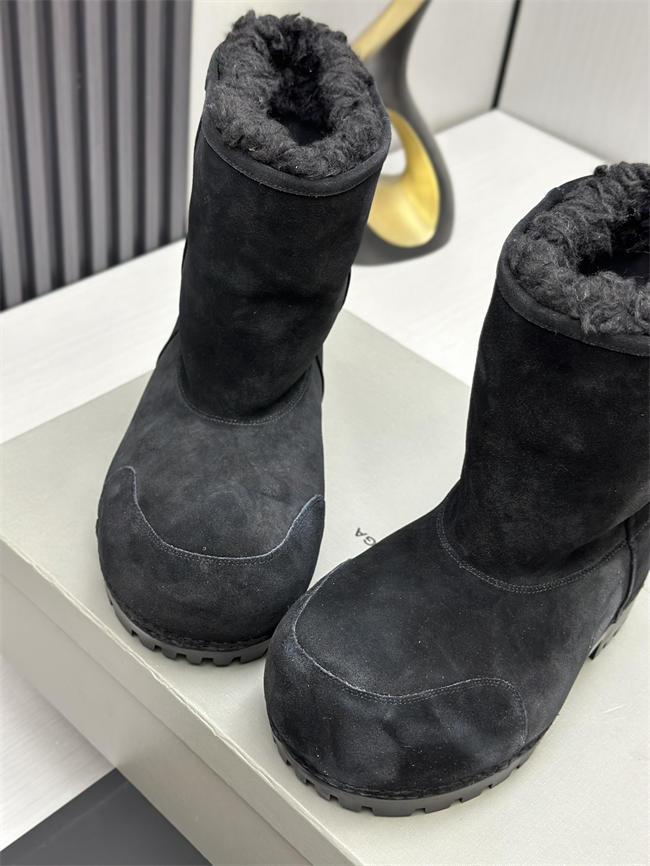 Ba*len*cia*ga alaska fur boot