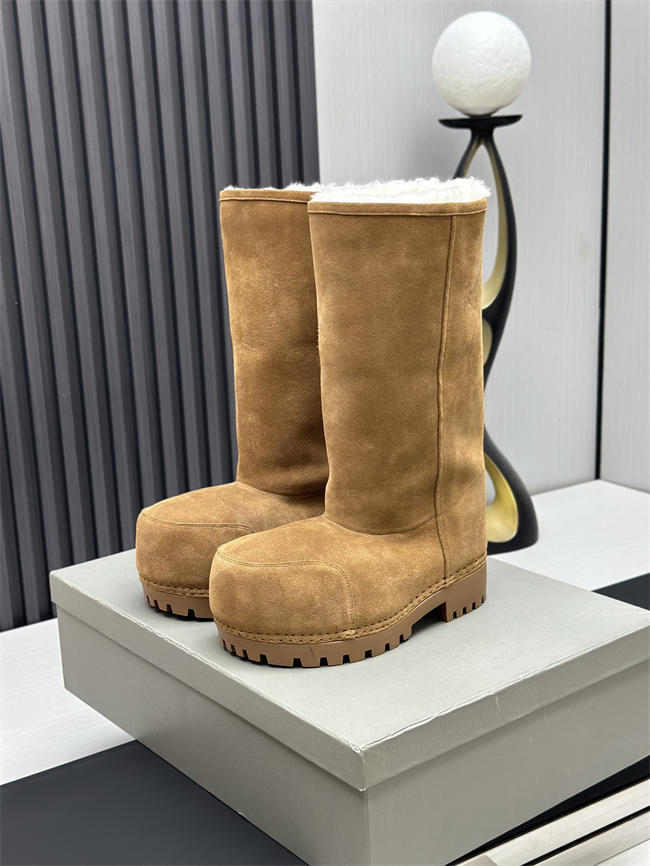 Ba*len*cia*ga alaska fur boot