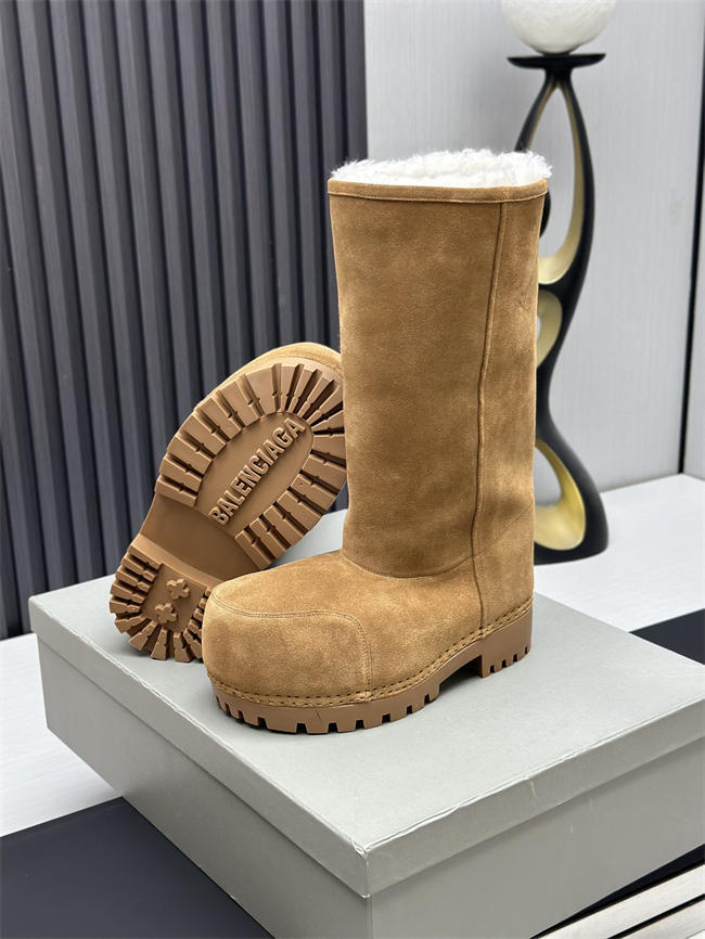 Ba*len*cia*ga alaska fur boot