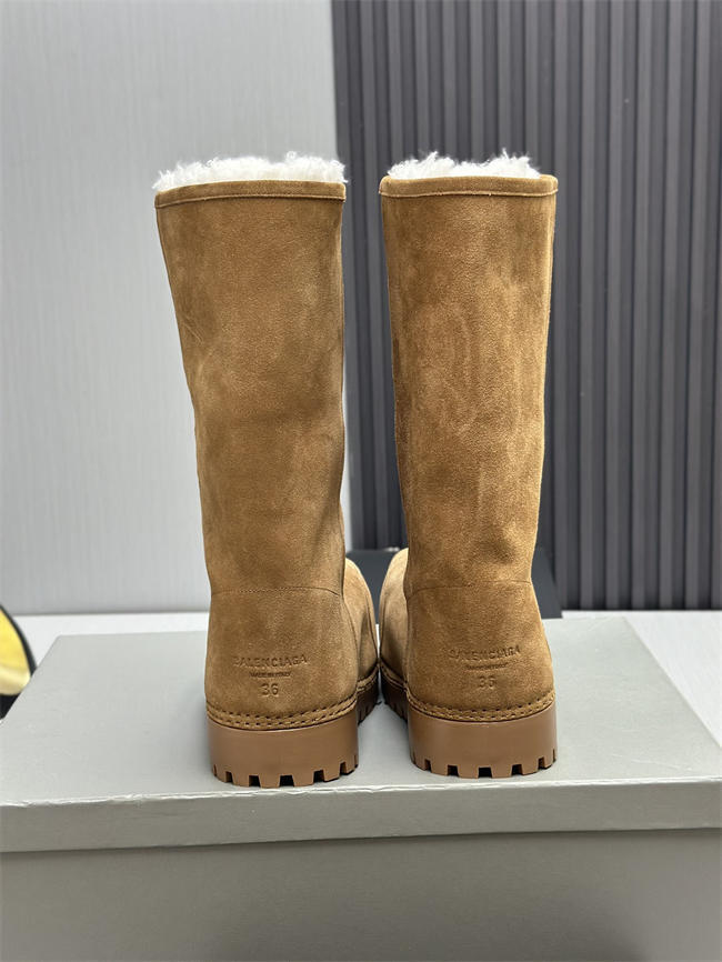 Ba*len*cia*ga alaska fur boot