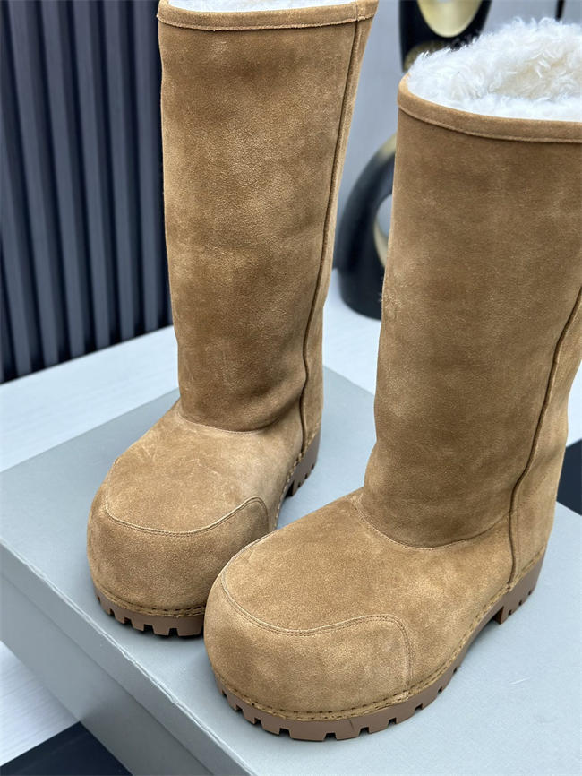 Ba*len*cia*ga alaska fur boot