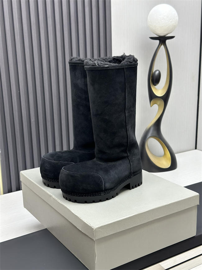Ba*len*cia*ga alaska fur boot