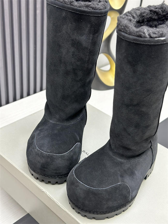 Ba*len*cia*ga alaska fur boot