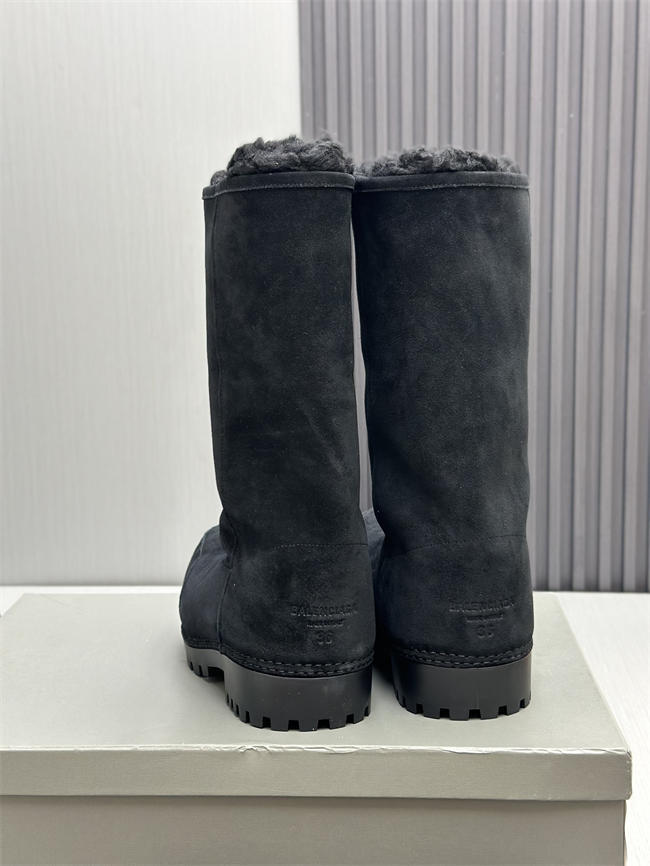 Ba*len*cia*ga alaska fur boot