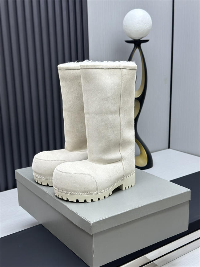 Ba*len*cia*ga alaska fur boot