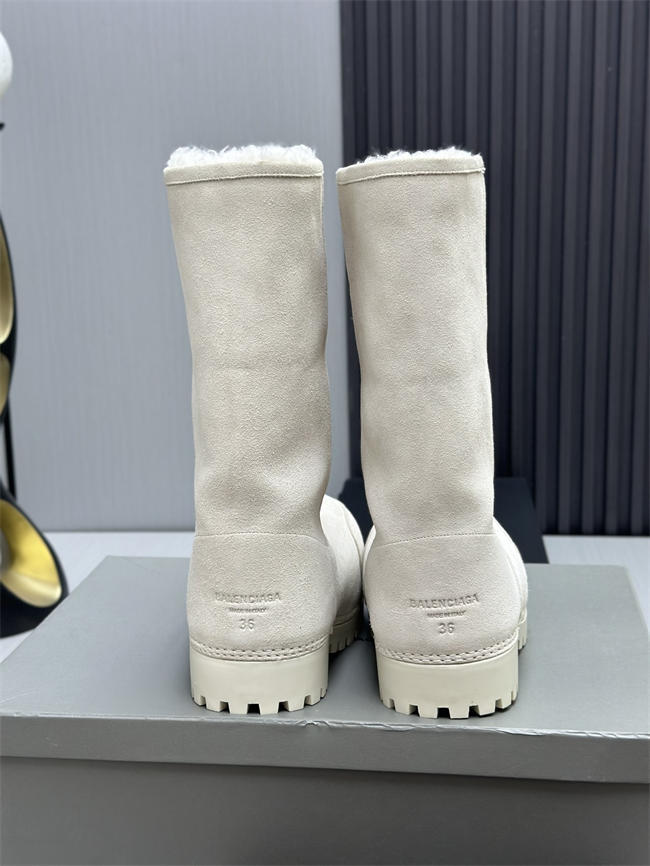 Ba*len*cia*ga alaska fur boot