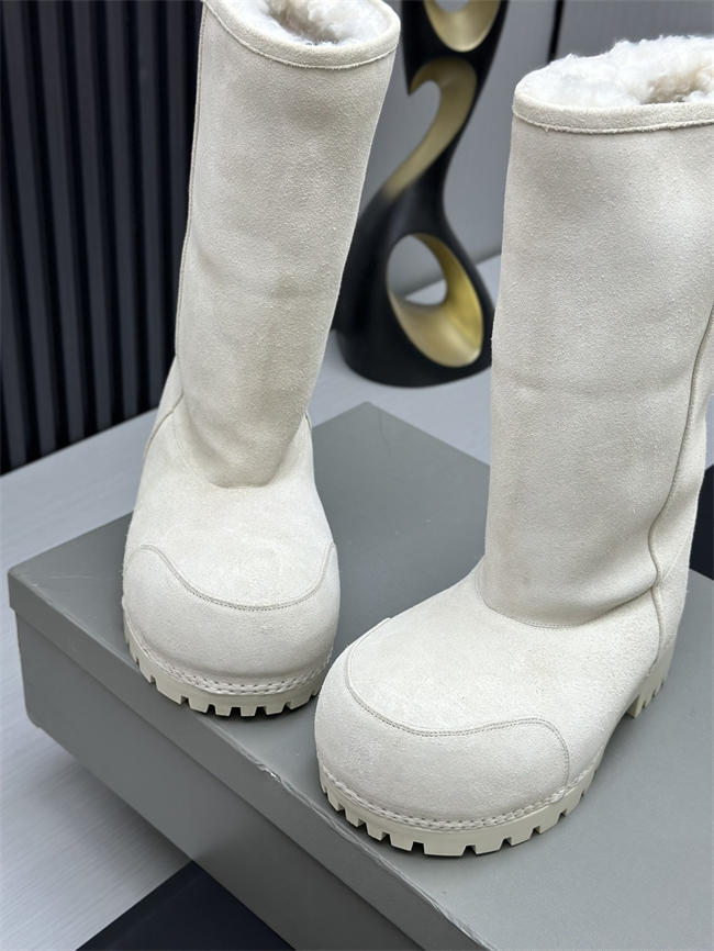 Ba*len*cia*ga alaska fur boot
