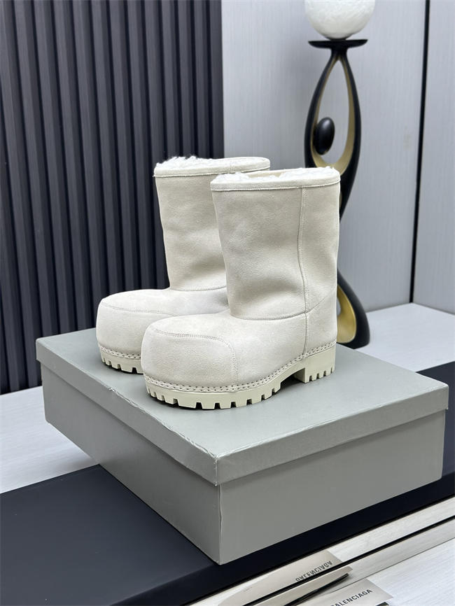 Ba*len*cia*ga alaska fur boot