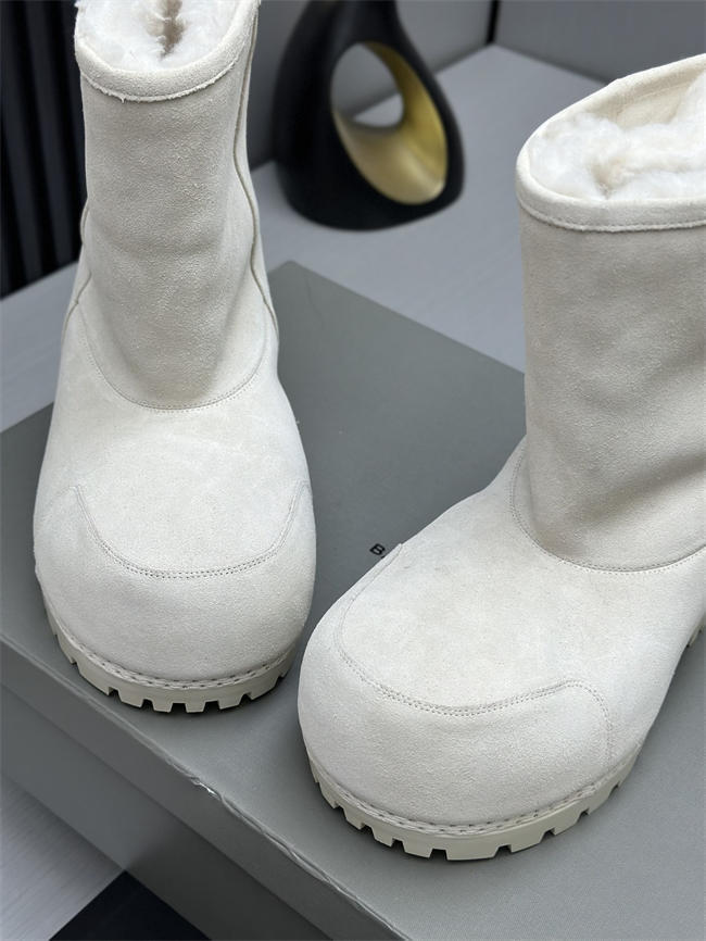 Ba*len*cia*ga alaska fur boot