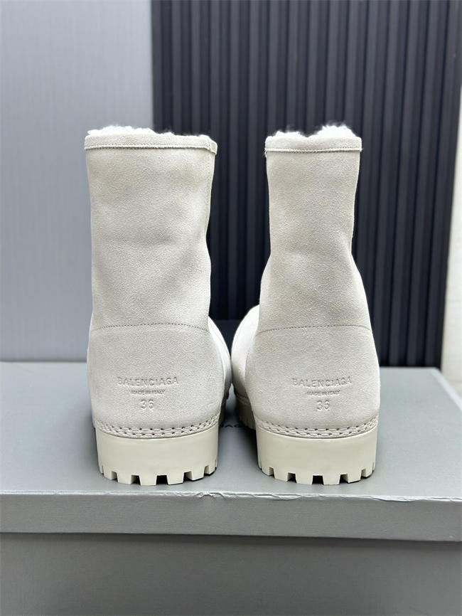 Ba*len*cia*ga alaska fur boot