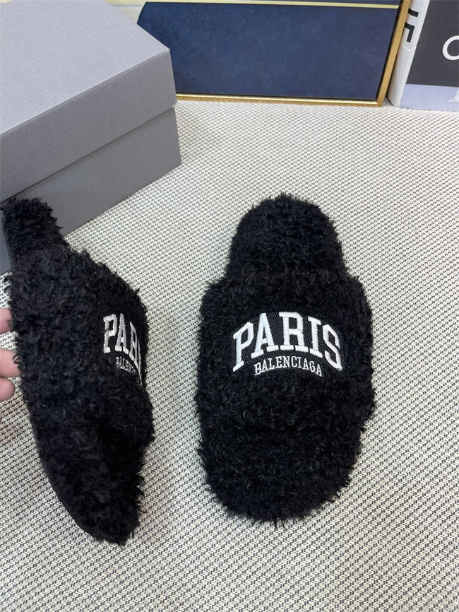 Ba*len*cia*ga furry slide sandal