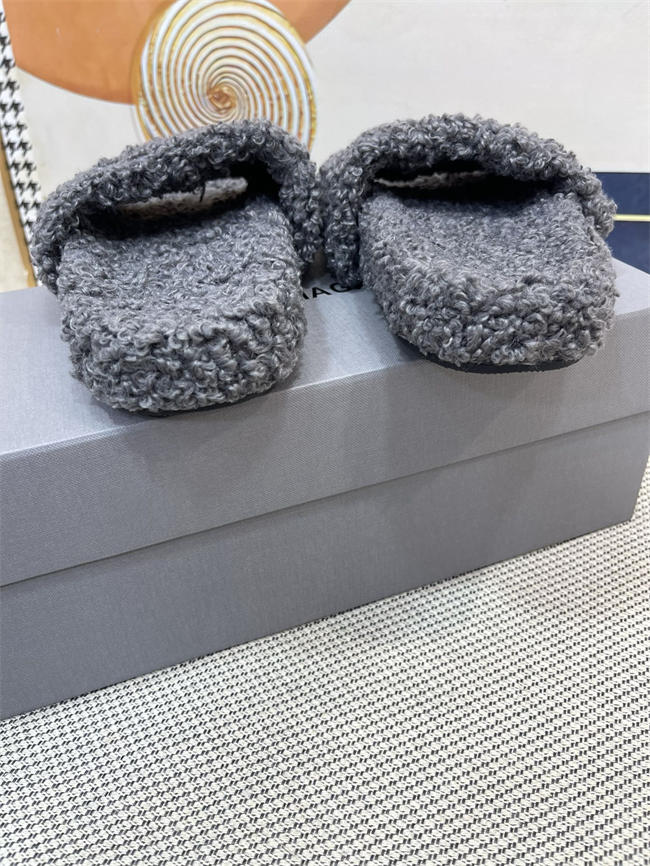 Ba*len*cia*ga furry slide sandal