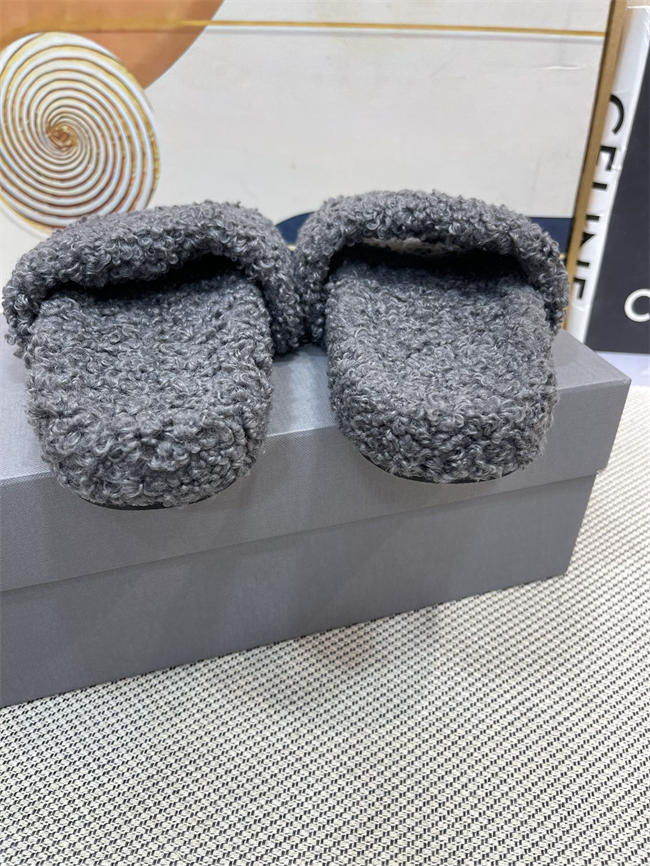 Ba*len*cia*ga furry slide sandal