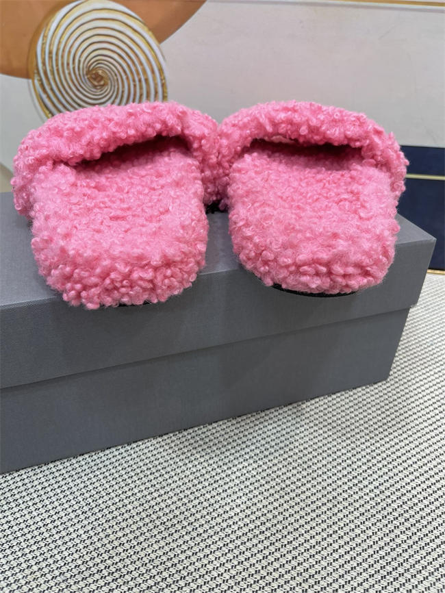 Ba*len*cia*ga furry slide sandal