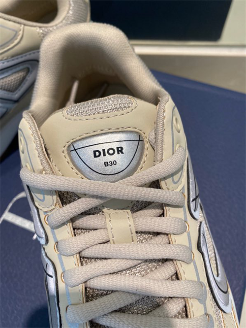 DR B30 Sneakers