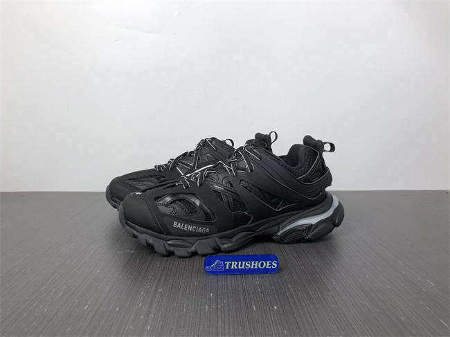 BLCG TRACK SNEAKER 555036W2GB11000 with LED