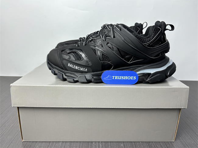 BLCG TRACK SNEAKER 555036W2GB11000 with LED